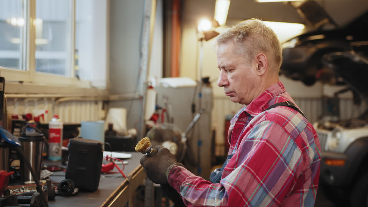 механик проверяет щетку