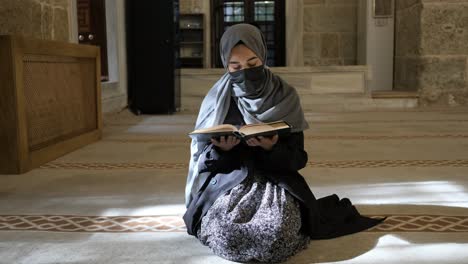 praying to allah in mosque