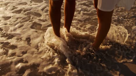 una joven pareja junto al mar