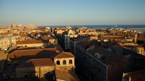 vista del centro histórico de la ciudad de catania en sicilia, italia, iluminado en la hora dorada del atardecer