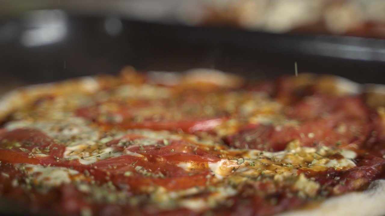 Condire una pizza fatta in casa calda, affumicata e deliziosa su un tavolo di legno. Slow Motion 60FPS