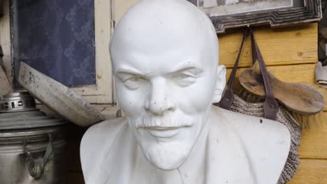 ein blick auf eine statue von wladimir lenin