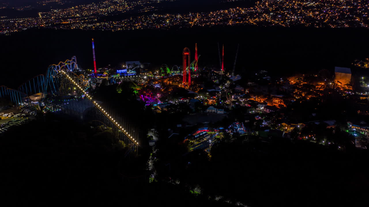 hiperlpasa aérea de un gran parque de diversiones por la noche en la ciudad de méxico