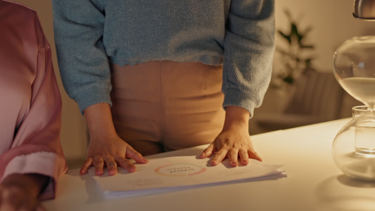 콜 센터, 매니저 그리고 늦은 밤까지 일