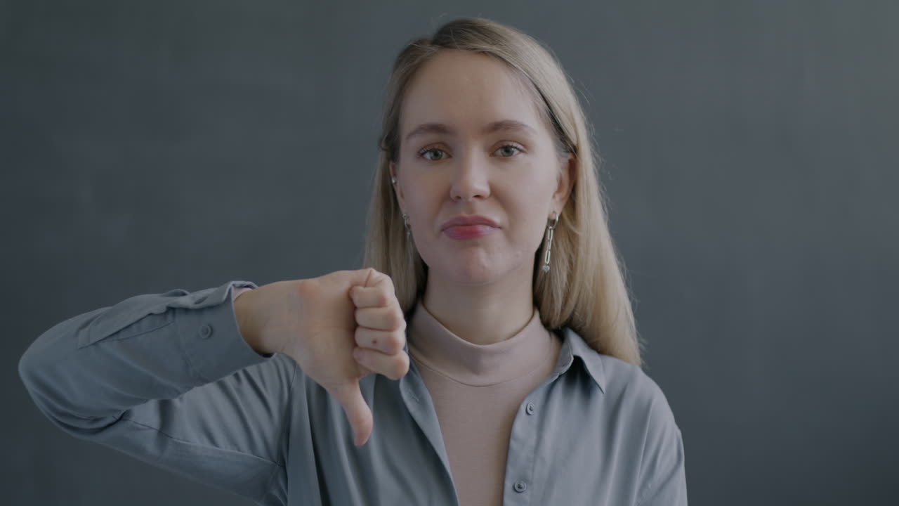 여자가 불쾌감을 표합니다.