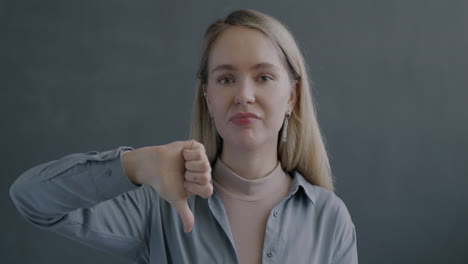 la mujer desaprueba.