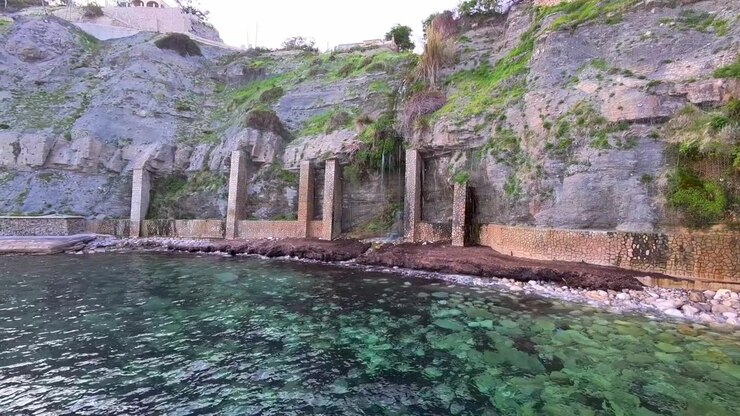 Vista sul Mar Mediterraneo con formazioni rocciose costiere a Cala Banyalbufar, Maiorca