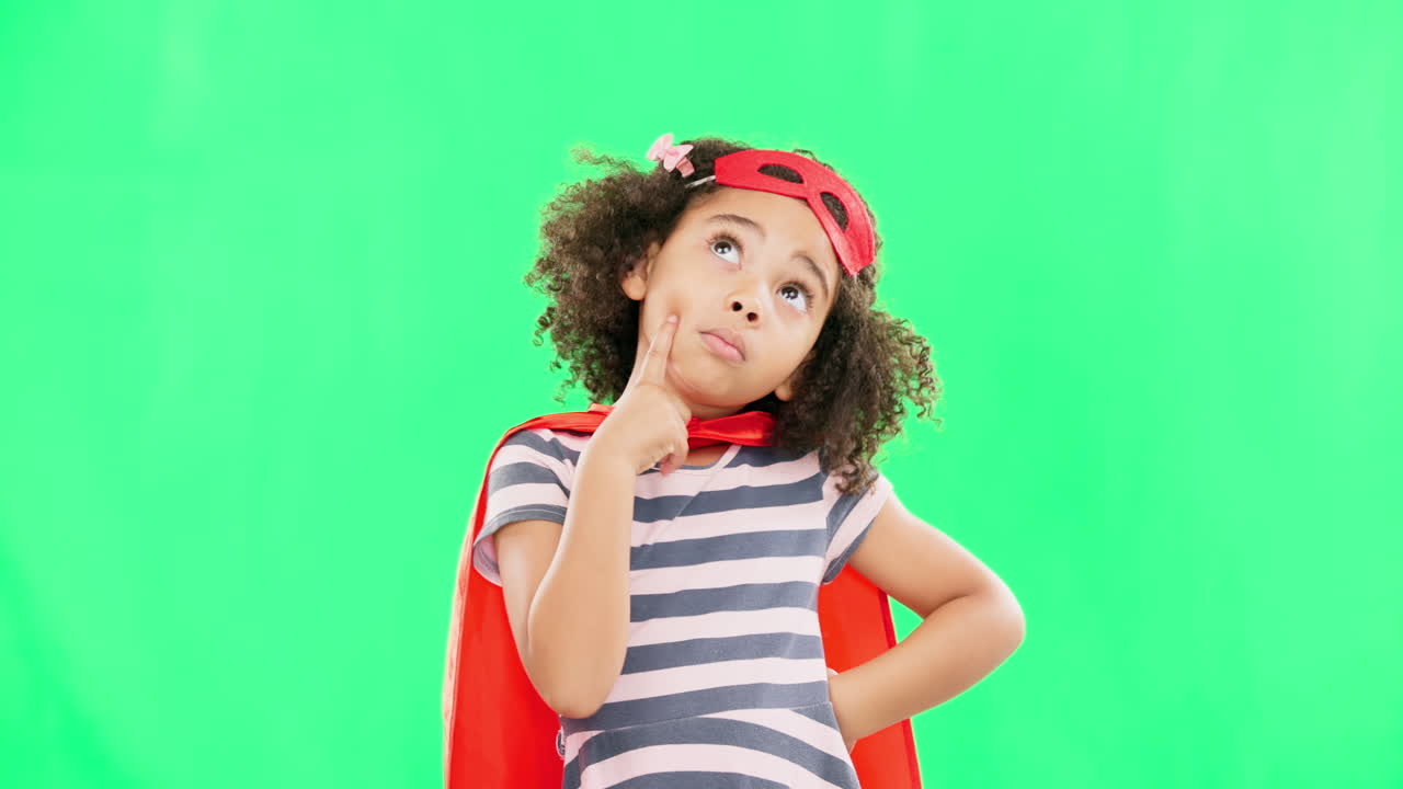 niño, superhéroe y pensando en la pantalla verde