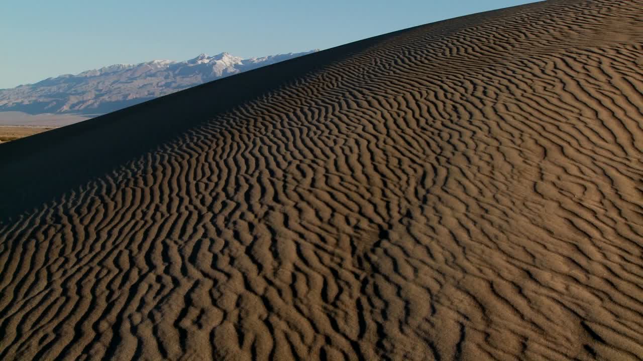 dunas onduladas del desierto en el valle de la muerte