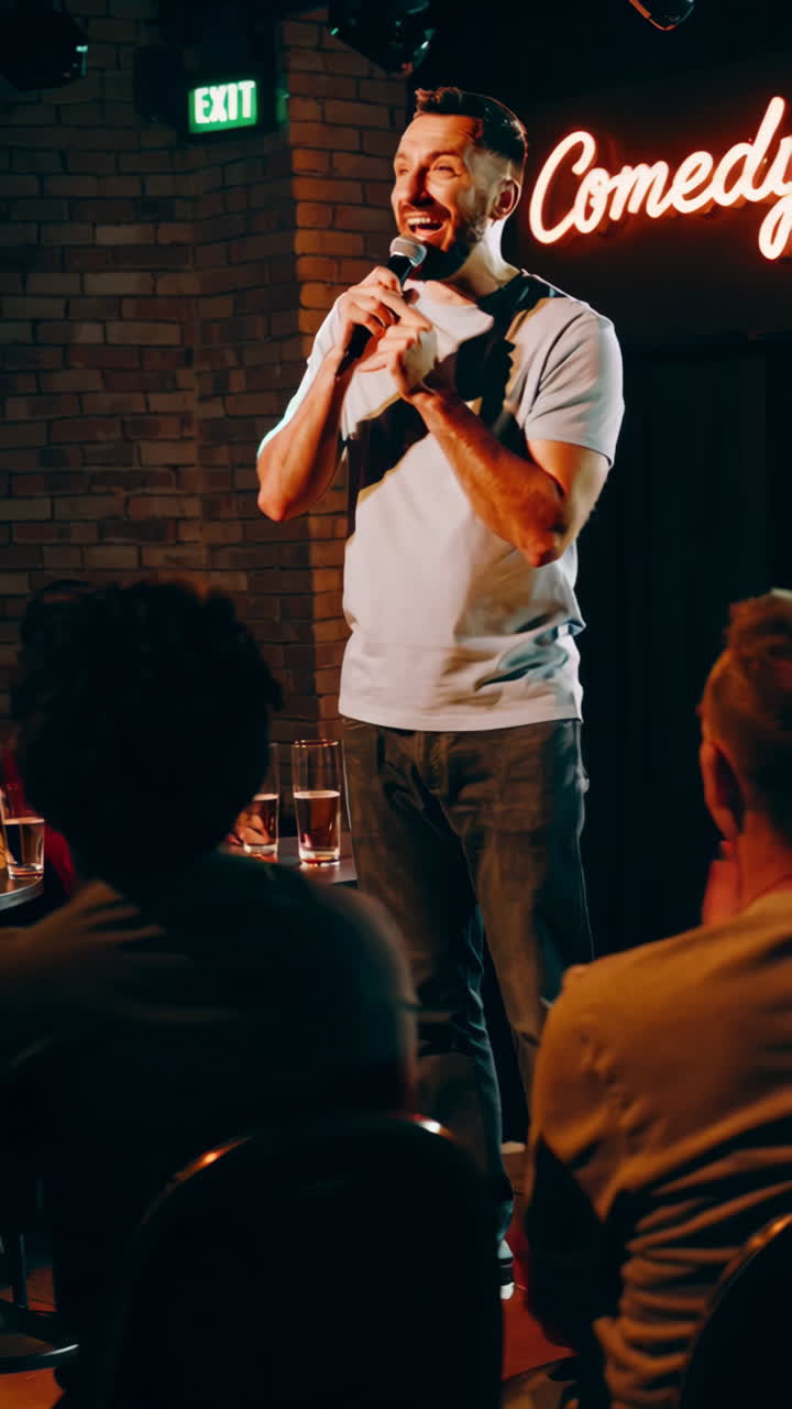 Komiker på scenen på en comedyklub.