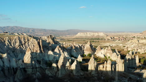 Volando-Sobre-Una-Mujer-Conduciendo-Un-Quad-Hacia-El-Valle-Del-Amor-En-Goreme,-Turquía