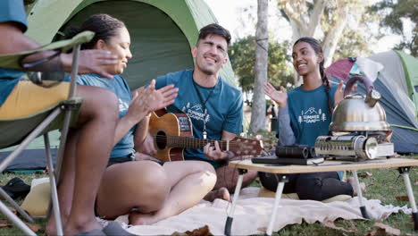 guitarra, baile y acampar con amigos voluntarios