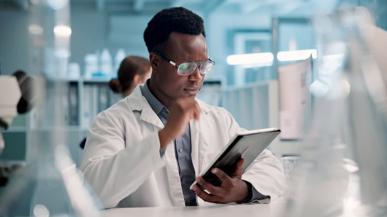 Scienziato che lavora con un tablet in laboratorio