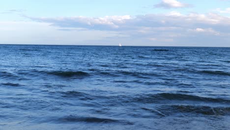 西班牙科斯塔德爾索爾市埃斯特波納海灘的海景,遠處看到帆船航行