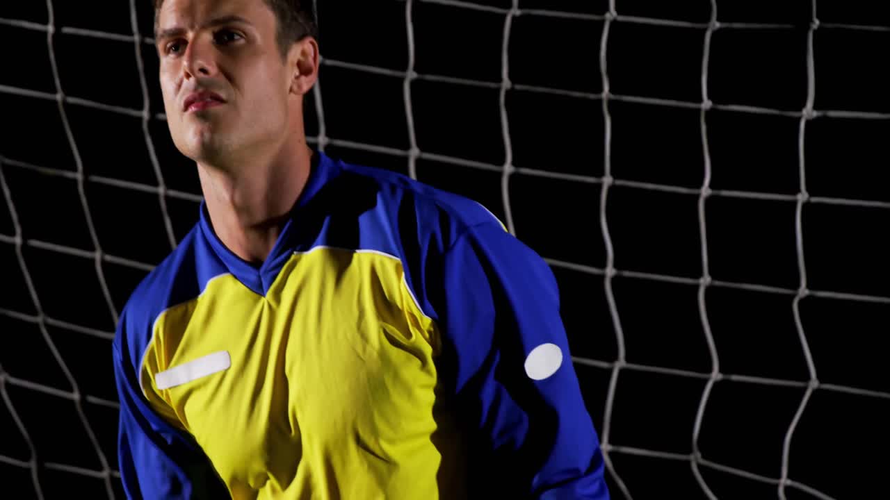 Kaleci taraması ve gelen futbol topunu yakalarken nişan alma simgelerini başlatma