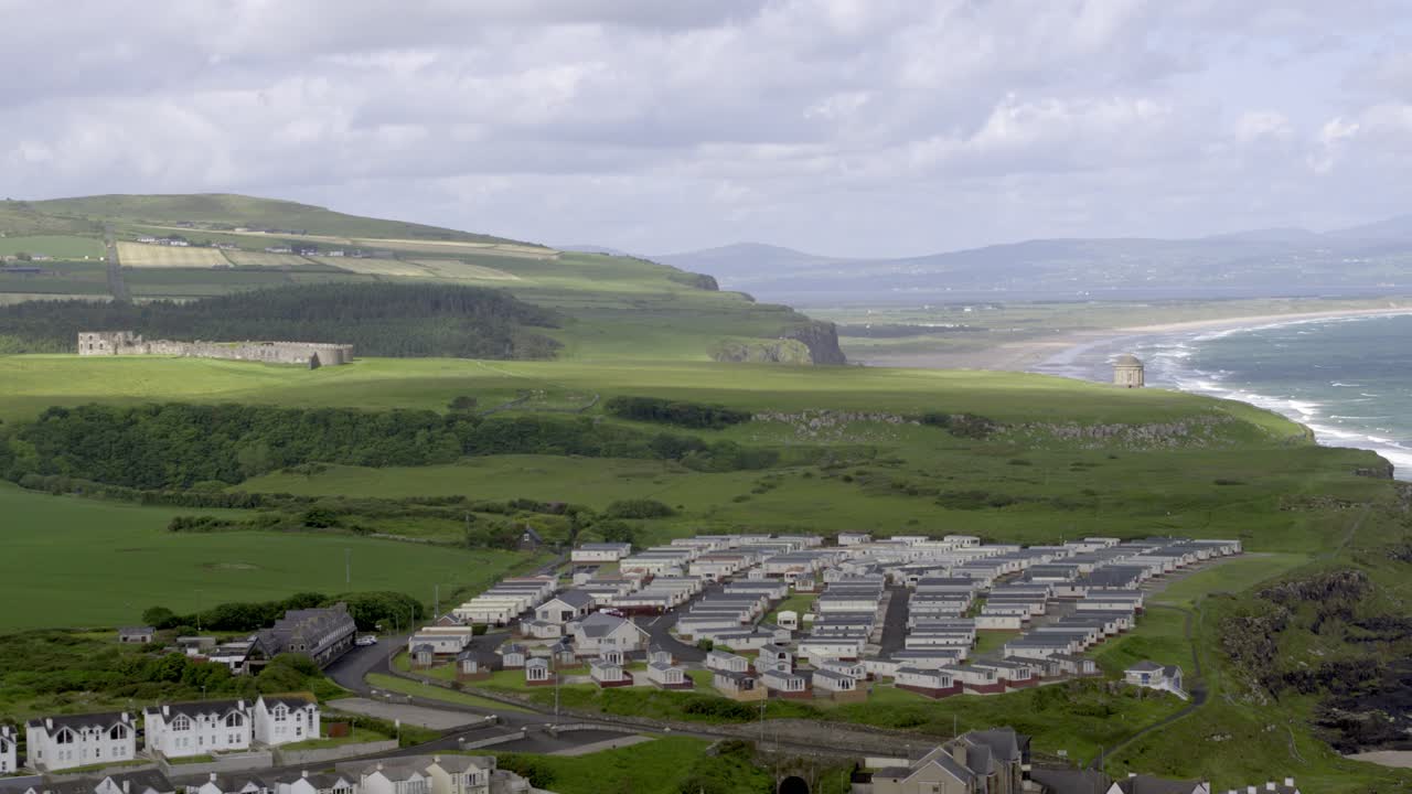 Città e spiaggia di Castlerock sulla costa settentrionale dell'Irlanda del Nord