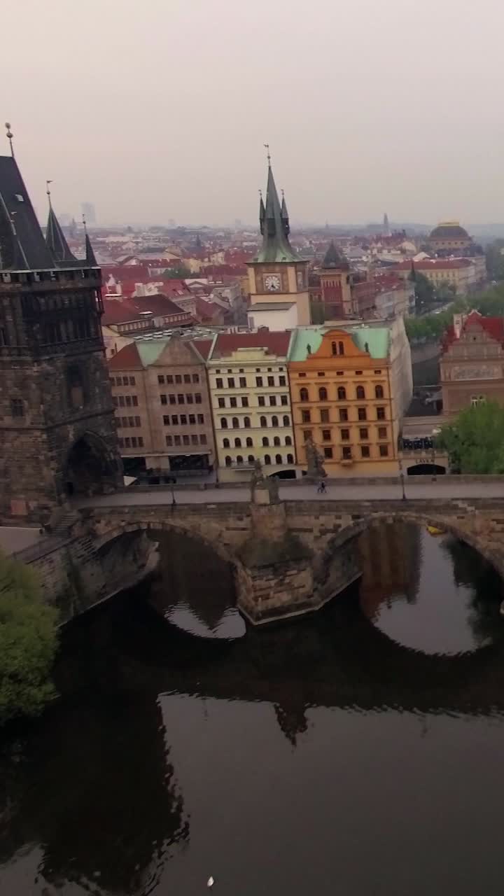 Veduta Aerea del Ponte Carlo e del Panorama Urbano di Praga