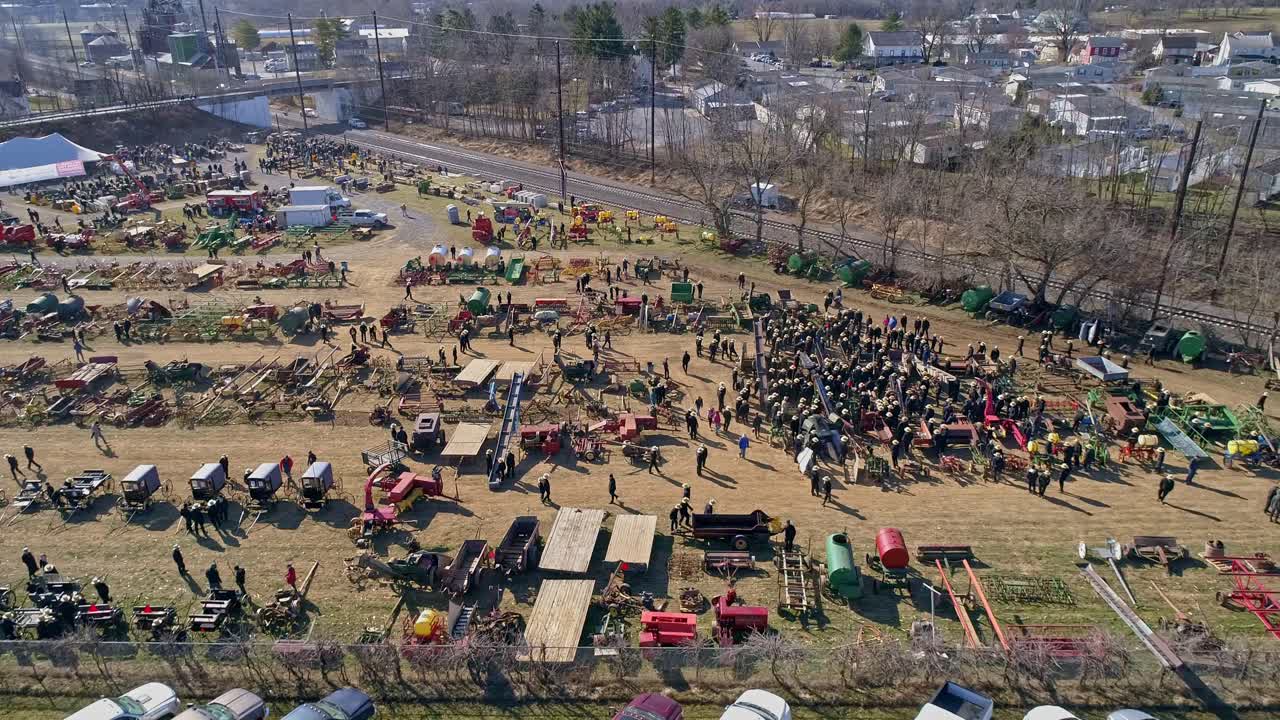 화창한 날에 아미시 제품을 판매하는 펜실베니아의 아미시 머드 세일의 조감도