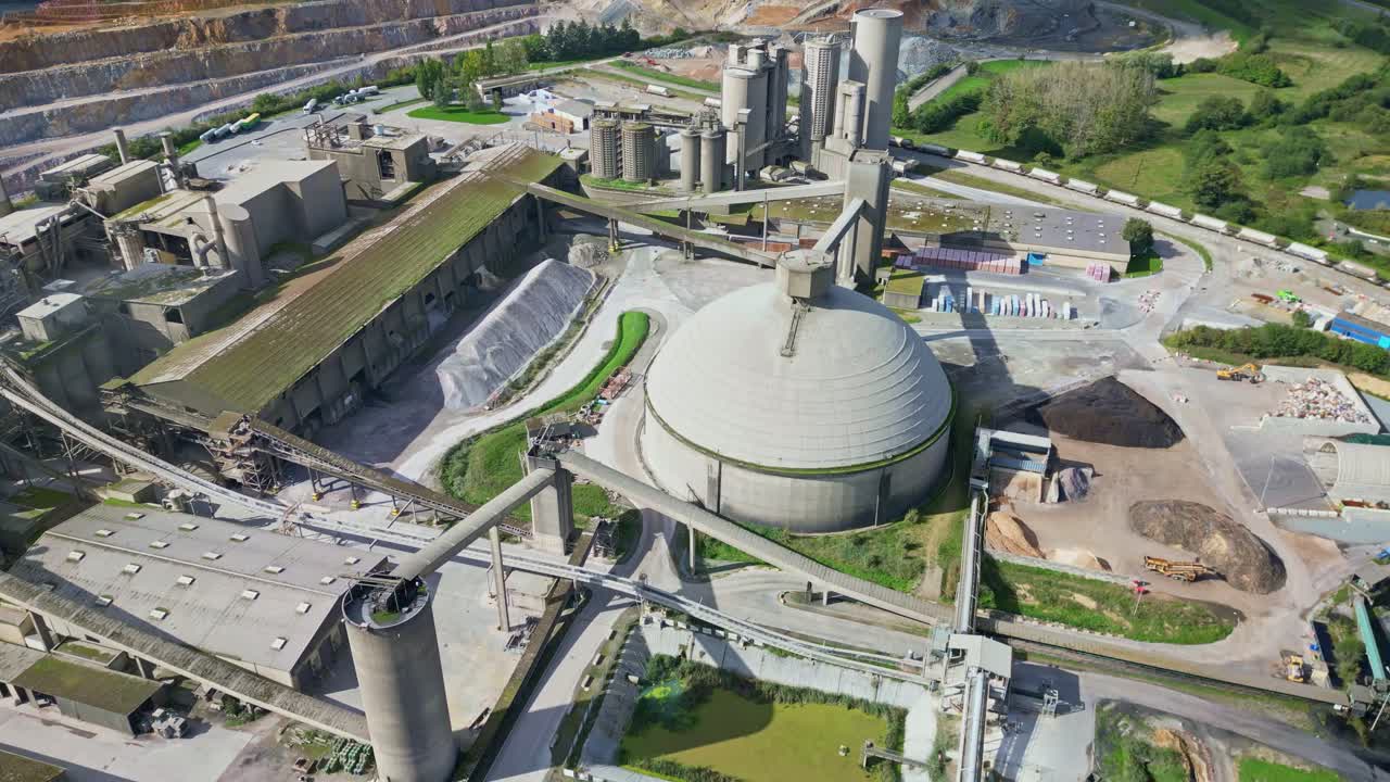 Drone panoramisk overblik over skorstene og udstyr på cementfabrik, i dagslys, industrielt stenbrud