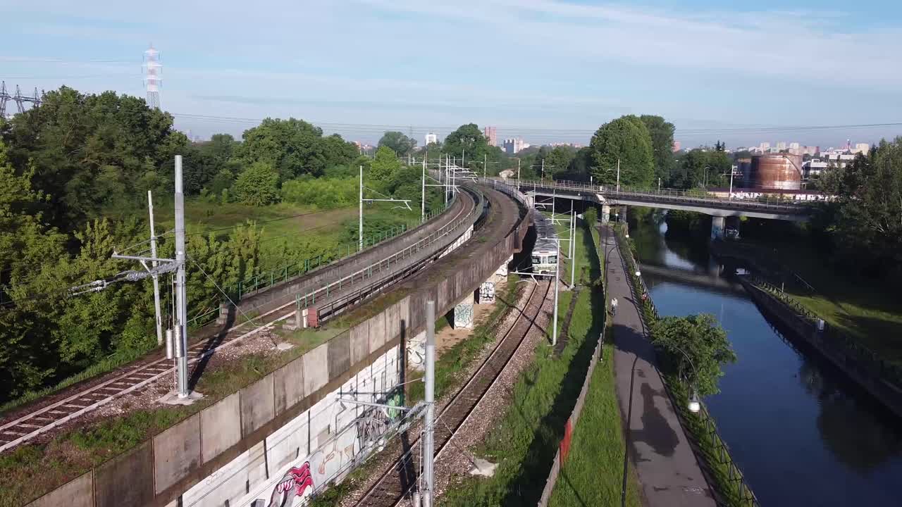 승객 오래된 기차는 밀라노 도시, 공중 무인 항공기보기로 사람들을 운반