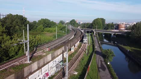 el viejo tren de pasajeros lleva a la gente hacia la ciudad de milán, vista aérea de drones