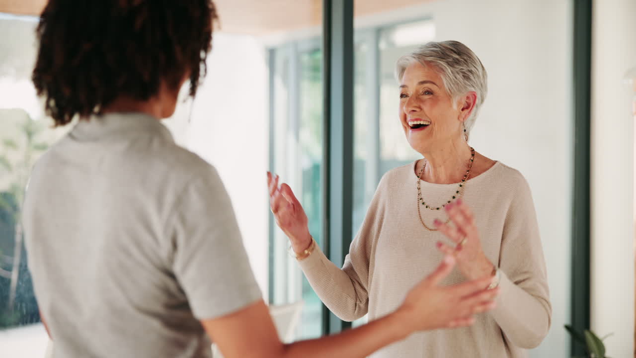 두 명의 여성이 포옹하고 있습니다.