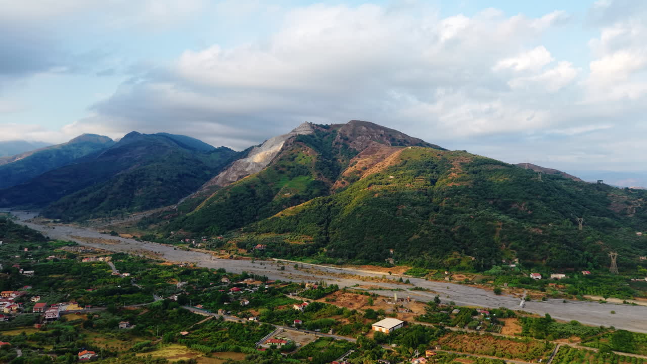 Cảnh quay trên không con đường núi đi qua ngôi làng châu Âu lịch sử trong dãy An-pơ của Ý