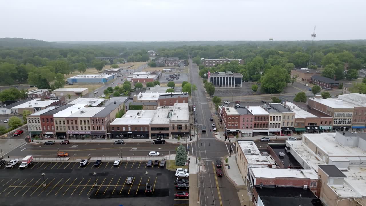 centro de niles, michigan con un video de avión no tripulado moviéndose hacia los lados