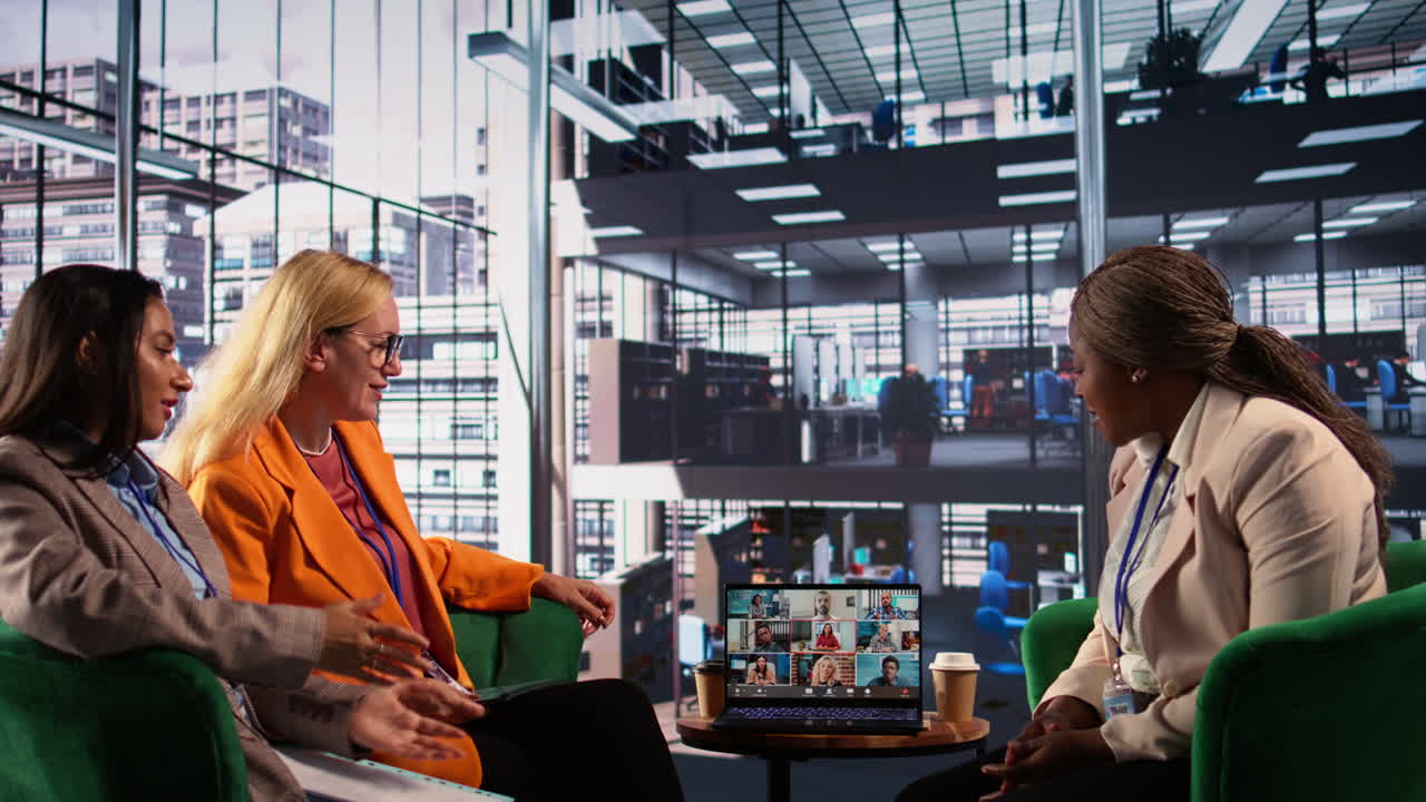 비디오 컨퍼런스에서 사업가 여성