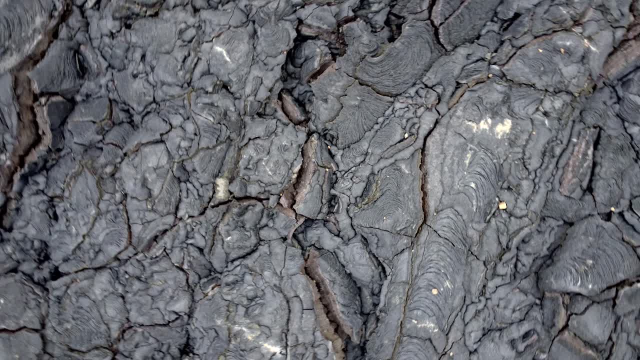 giro de la cámara aérea sobre un magma negro y frío