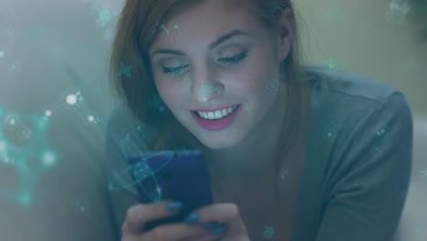 animación de moléculas verdes sobre una mujer caucásica feliz usando un teléfono inteligente