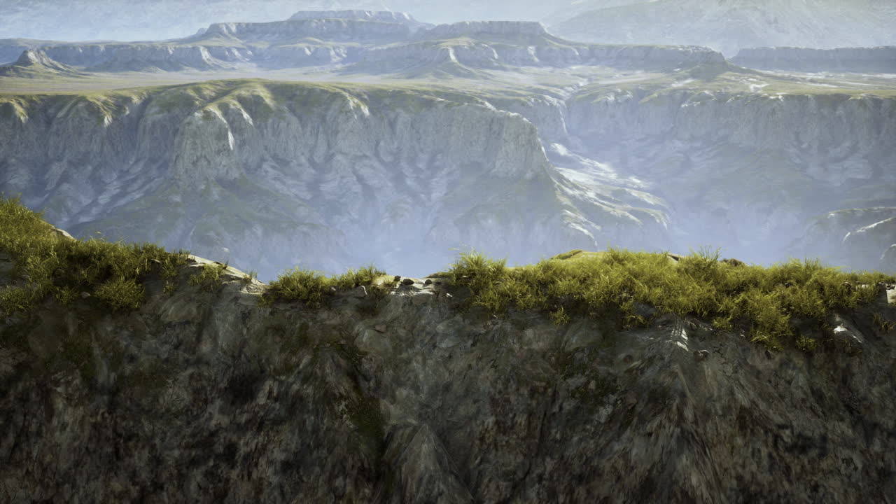 valle de montaña de otoño contra el cielo nublado azul