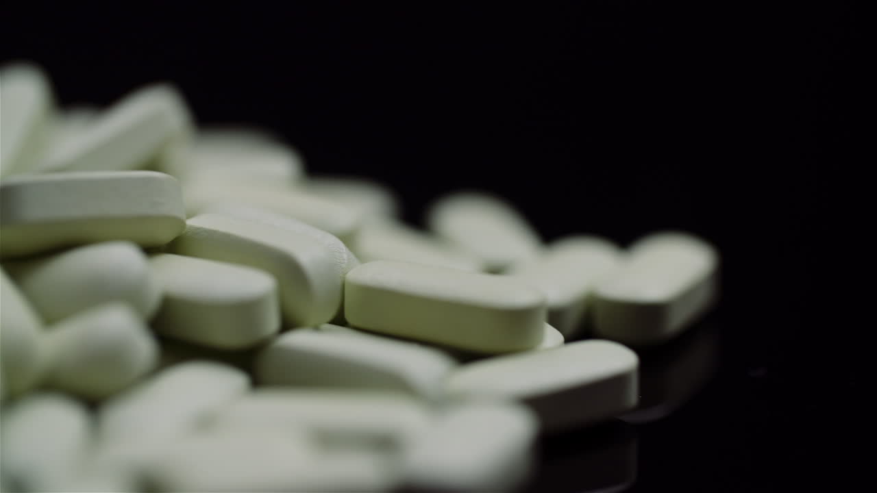 tabletas y píldoras médicas que giran la industria farmacéutica drogas píldoras fondo negro aislado 5