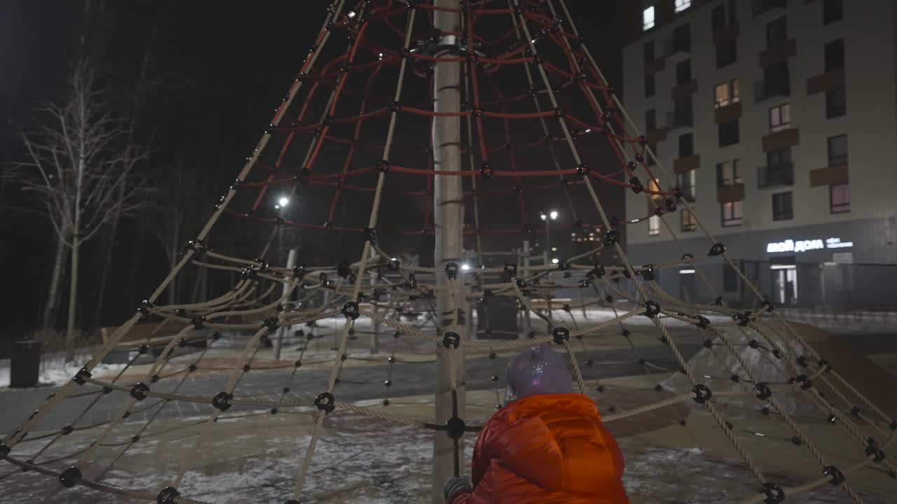 겨울에 밤에 어린이 놀이터