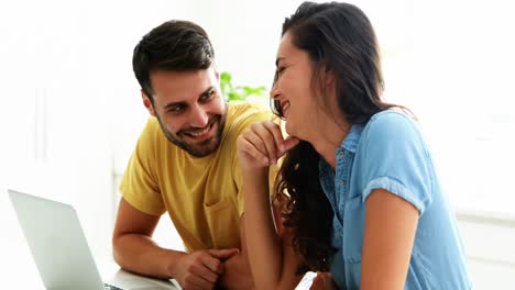 Pareja-Usando-Laptop-En-La-Cocina