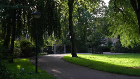 Peaceful-Nature-With-Trails-Over-Park-Houtmansplantsoen-During-Sunny-Day-In-Gouda,-South-Holland,-Netherlands