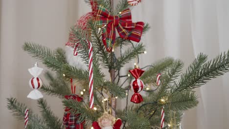 Geschmückter-Weihnachtsbaum-Mit-Roten-Und-Weißen-Ornamenten