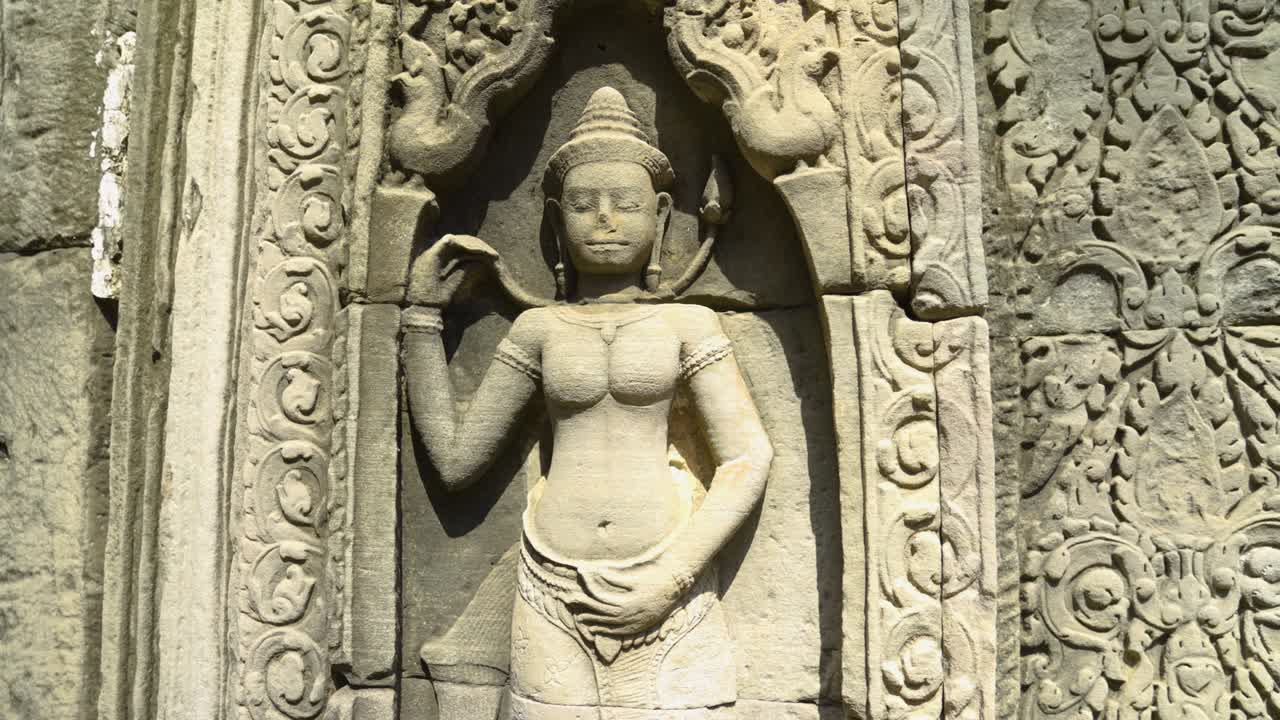 templo khmer bajo relieve obra de arte en piedra de la bailarina apsara en el complejo de angkor wat en siem reap, camboya