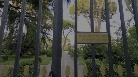 Entrance-door-to-zoological-garden-in-Madrid,-Spain