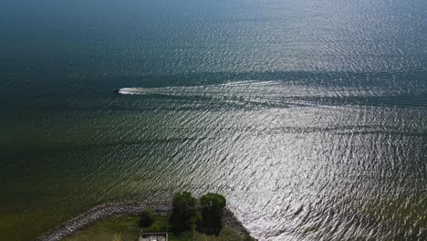 Un-Barco-Frente-A-La-Costa-Del-Lago-Michigan-Cerca-De-Muskegon