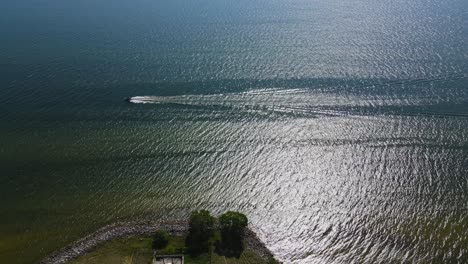 un barco frente a la costa del lago michigan cerca de muskegon