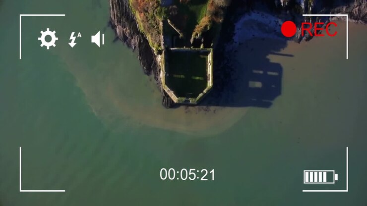 Luftfoto af kystruiner med videooptagelsesanimations-overlay
