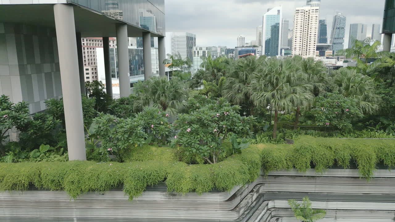 Vista aérea em close-up de um arranha-céu verde, o ParkRoyal é um hotel icônico, ecológico e deslumbrante com um conceito de jardim que incorpora recursos de economia de energia e tecnologias ecologicamente corretas