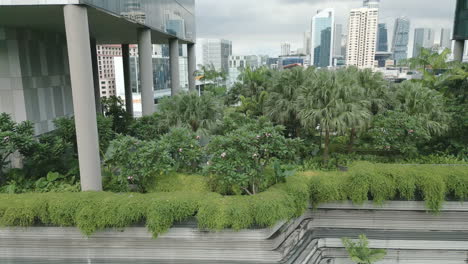 close-up aéreo de un rascacielos verde, parkroyal es un icónico hotel ecológico y impresionante en un concepto de jardín que incorpora características de ahorro de energía y tecnologías ecológicas