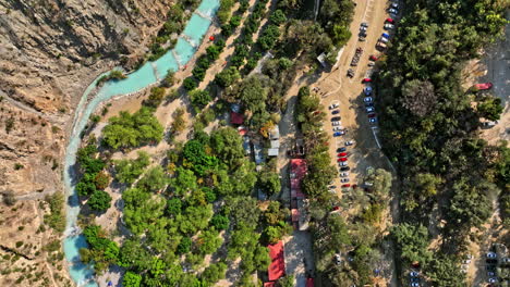 tolantongo mexico aerial v7 수직 드론이 협곡 온천 위 및 따라 비행하여 인기 있는 관광 리조트와 아름다운 풍경을 포착합니다. - mavic 3 cine으로 촬영 - 2021년 12월