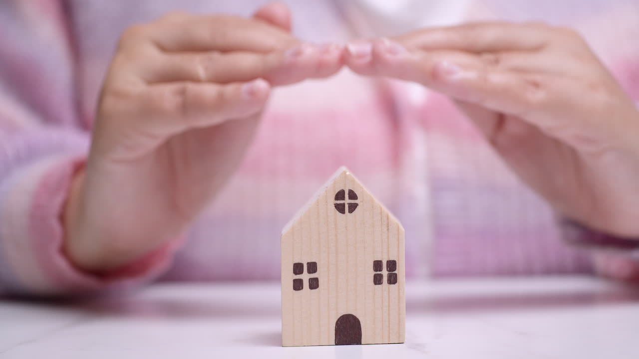 손은 집을 고 있습니다.