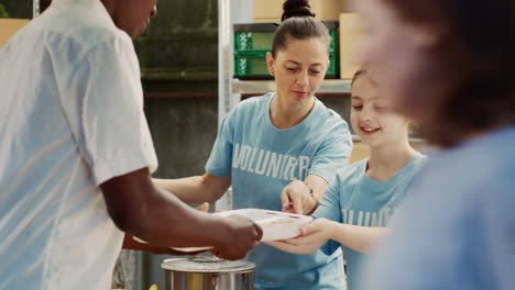 los jóvenes voluntarios ayudan a los necesitados