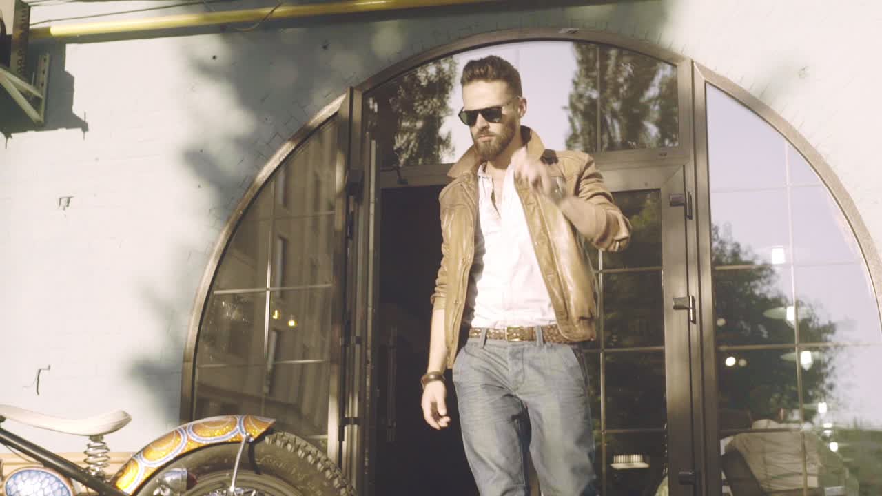 ⁇ 스터 남자 자전거. 세련된 남자 모터사이클 라이더. 모터사이클 남자