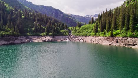 Schillernde-Schweizer-Alpentalwunder,-Luftdrohne-Der-Schweiz