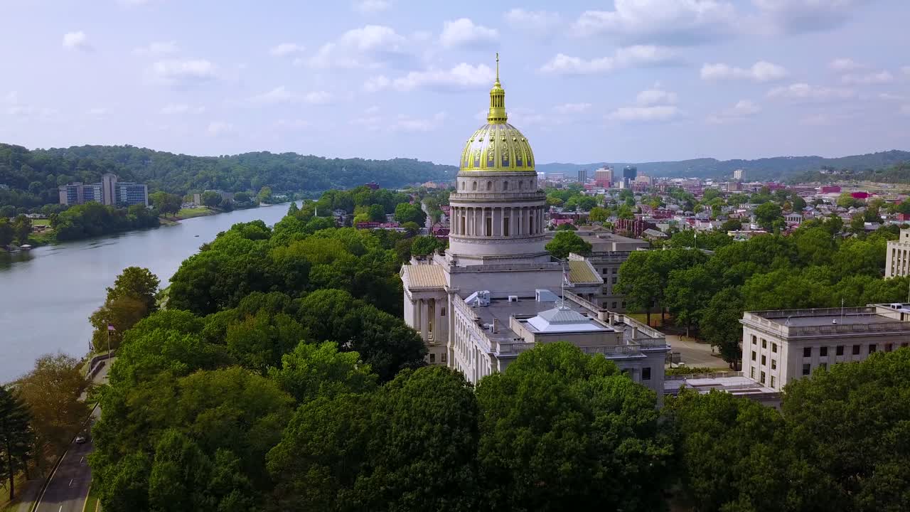 Bela vista aérea do edifício do capitólio em Charleston, Virgínia Ocidental, com fundo da cidade